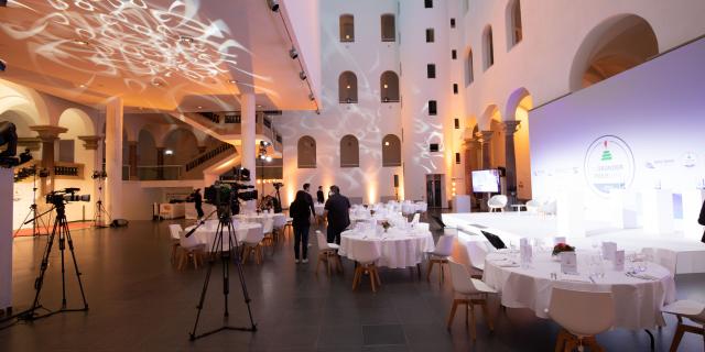 Der Raum des Gründerpreises mit Bühne, Gala-Tischen und Kameras