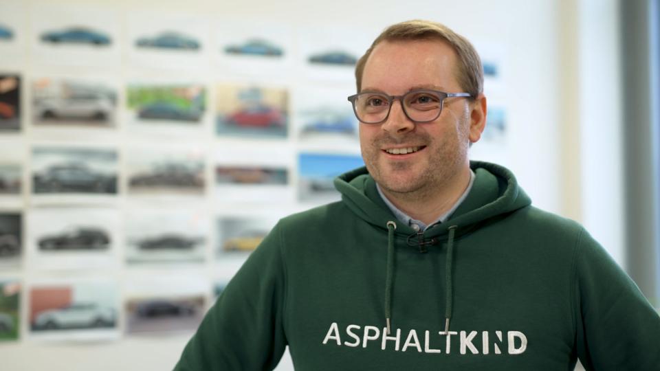 Nils Freyberg wearing a green Hoodie with the inscription Asphaltkind