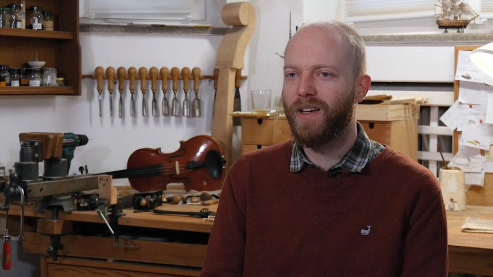 Lukas Kehnen in seiner Geigenbauwerkstatt