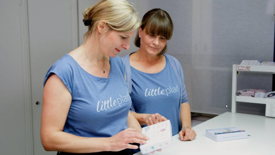 Lynn Marie Zapp und Meike Haagmans, die Gründerinnen von littleplan, stehen gemeinsam an einem Stehtisch