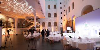 Der Raum des Gründerpreises mit Bühne, Gala-Tischen und Kameras