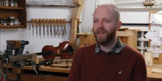 Lukas Kehnen in seiner Geigenbauwerkstatt