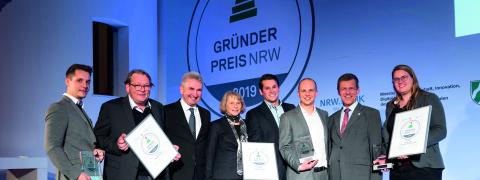 Minister Pinkwart mit den GewinerInnen des Gründerpreises auf der Bühne