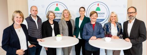 Die Jury-Mitglieder des Gründerpreises stehen an Stehtischen