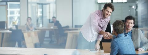 Ein Beratungsgespräch, an dem drei Männer teilnehmen