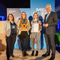 Die SeedMe-Gründerinnen Natascha Heinrich und Luisa Leinweber bekommen den Preis von Staatssekretär Christoph Dammermann