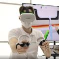 Mann steuert mit VR-Brille und Steuerungsknüppel