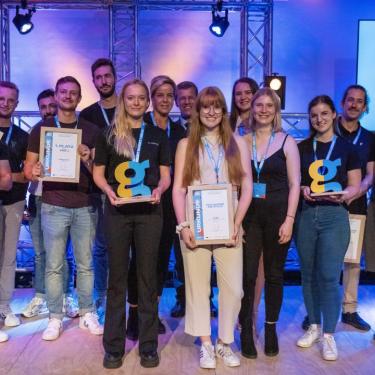 Group picture of the winners of the final of the roadshow "Meet, Greet + Beat" with Minister Neubaur